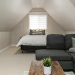 Bellamy Manor Large Home With 5Beds! In Langford