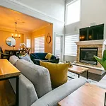Bellamy Manor Large Home With 5Beds! In Langford