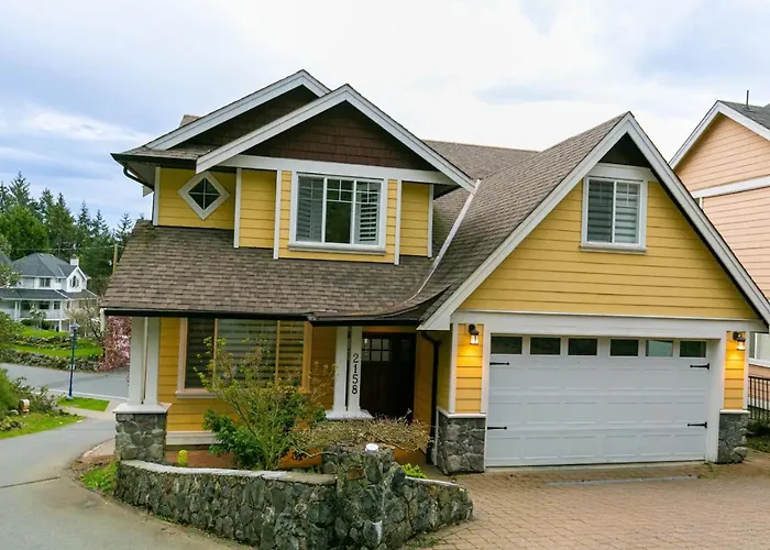 Bellamy Manor Large Home With 5Beds! In Langford